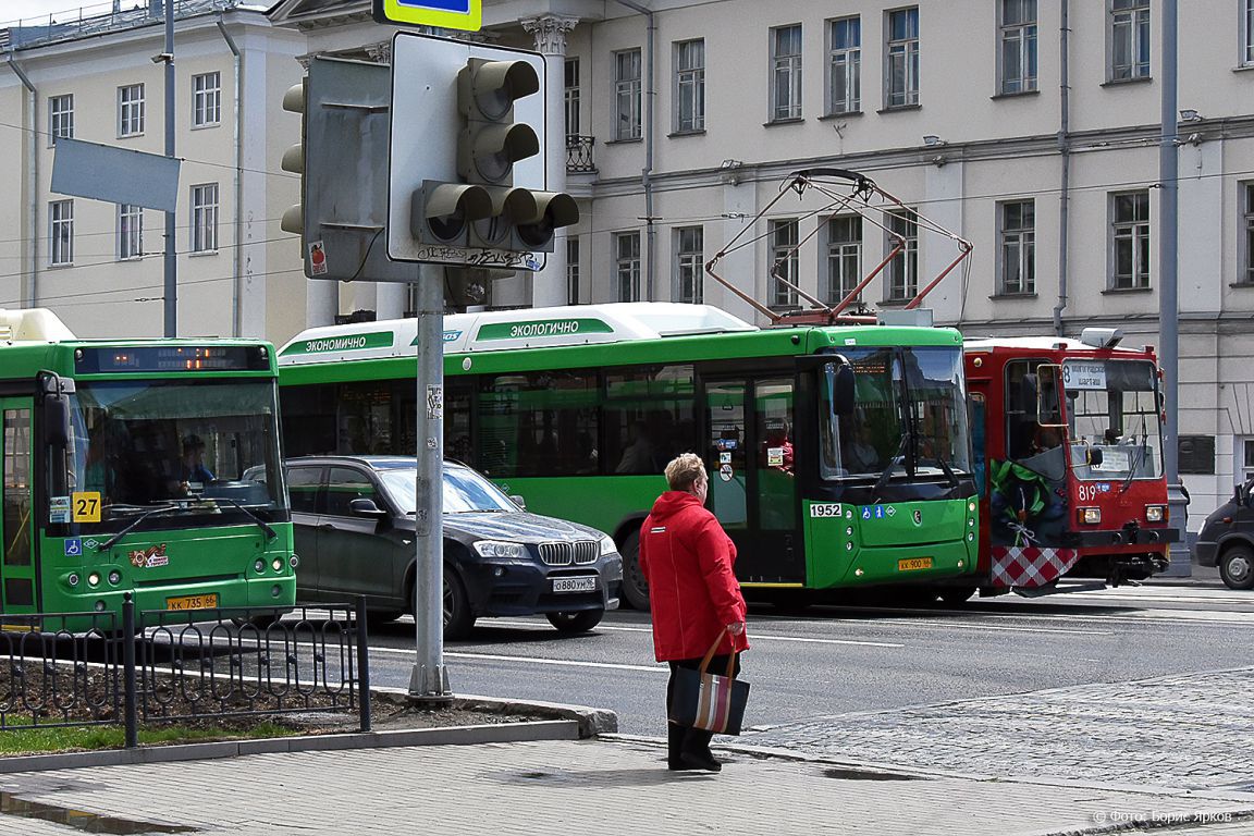 Стало известно, почему в Екатеринбурге после дождей не работают светофоры -  «Уральский рабочий»